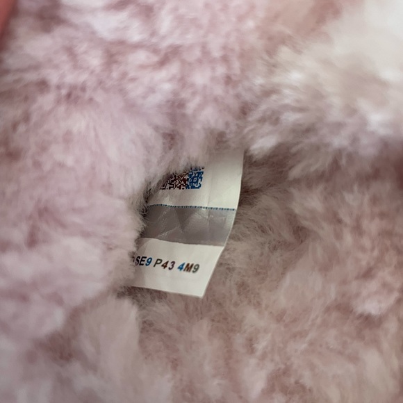 UGG Lassen Genuine Shearling Crib Shoe - Picture 6 of 6